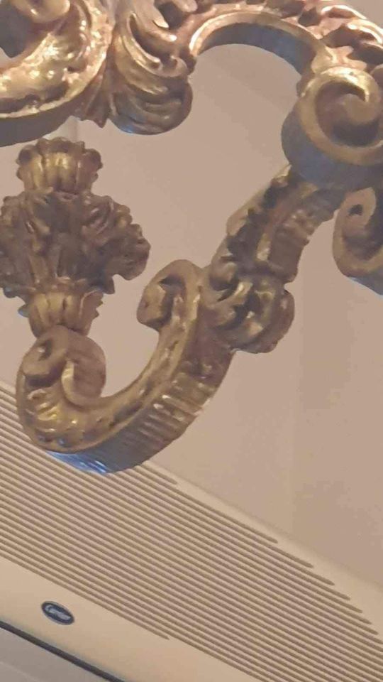 lampadario in legno scolpito