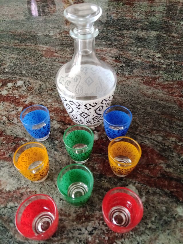 Bicchieri e scatole di liquori