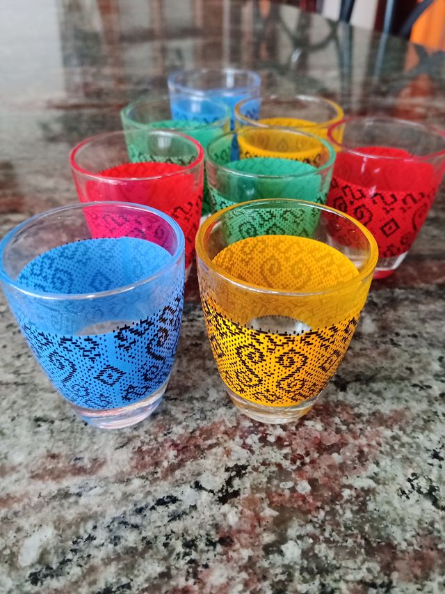 Bicchieri e scatole di liquori