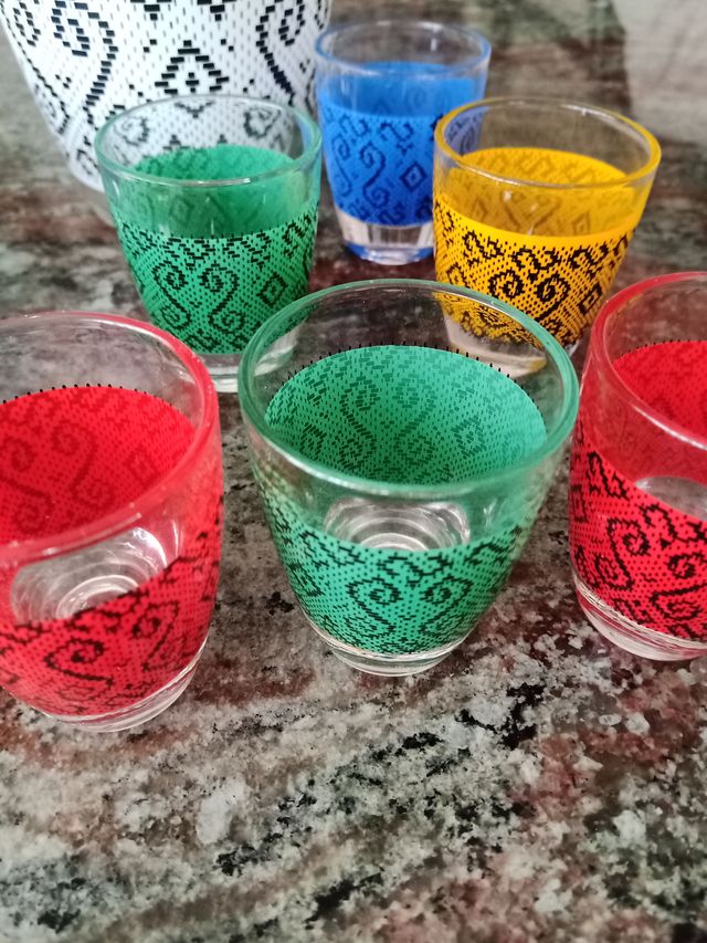 Bicchieri e scatole di liquori