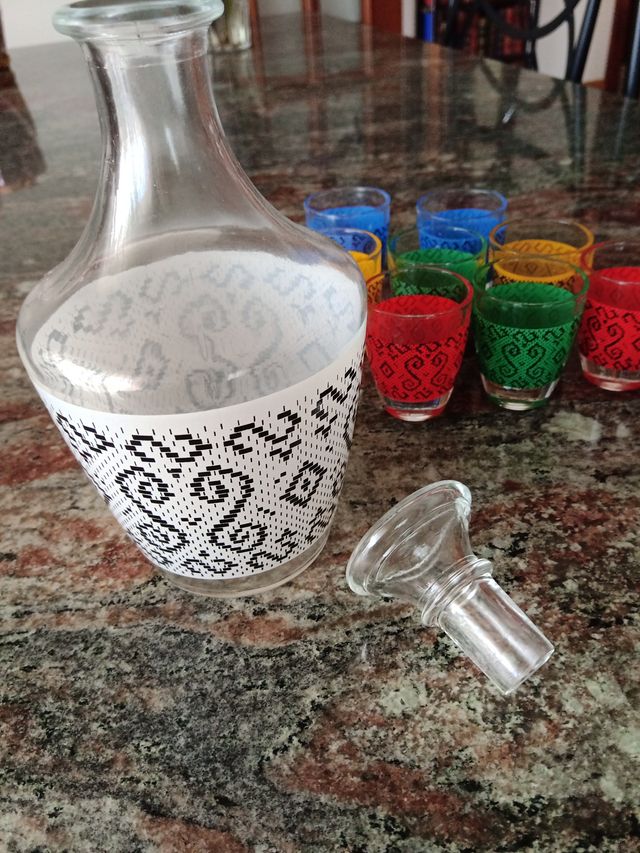 Bicchieri e scatole di liquori