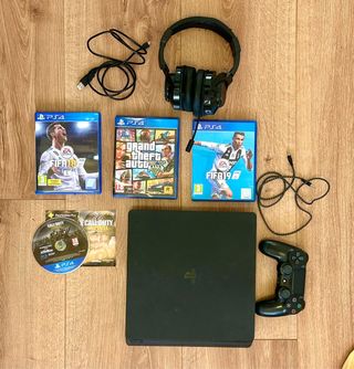 PlayStation 4, 1 mando, auriculares y 4 juegos