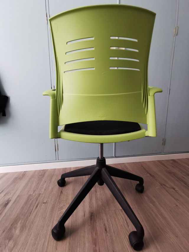 Silla ergonómica de escritorio u oficina.