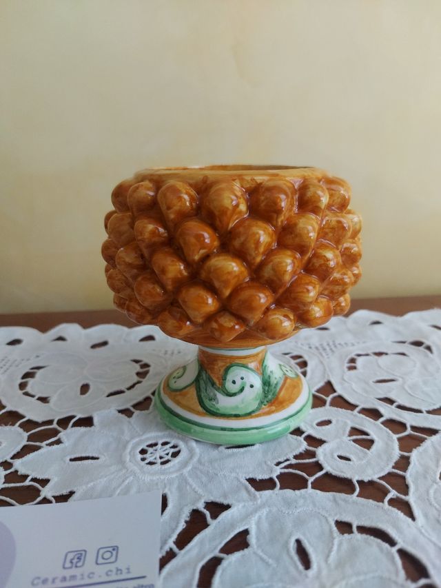 Jarrón en forma de cono de pino