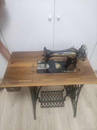 MAQUINA DE COSER ANTIGUA