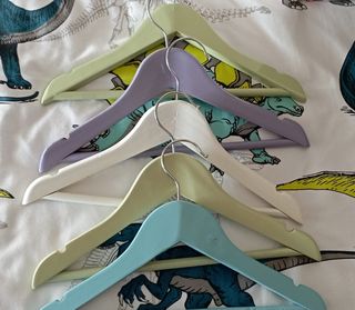 Lote de perchas metálicas y de madera