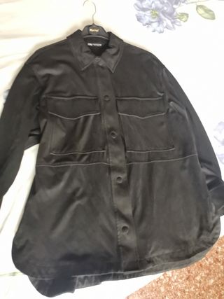 Camisa negra aterciopelada