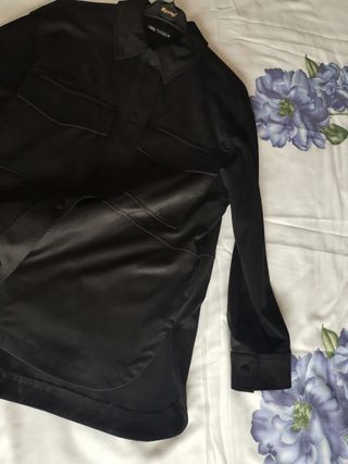 Camisa negra aterciopelada