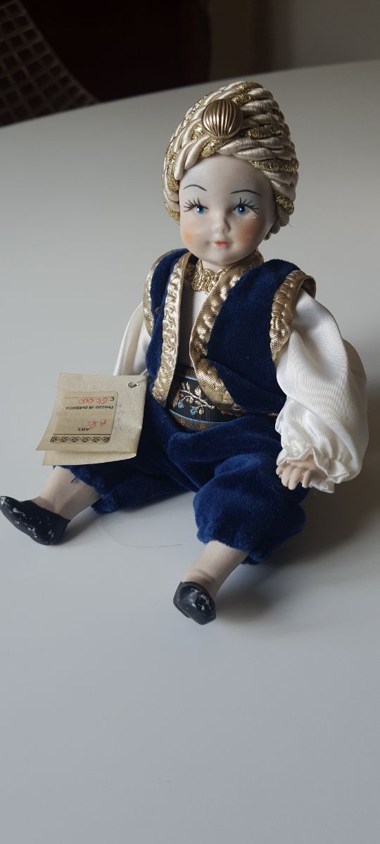 #Bambola in porcellana