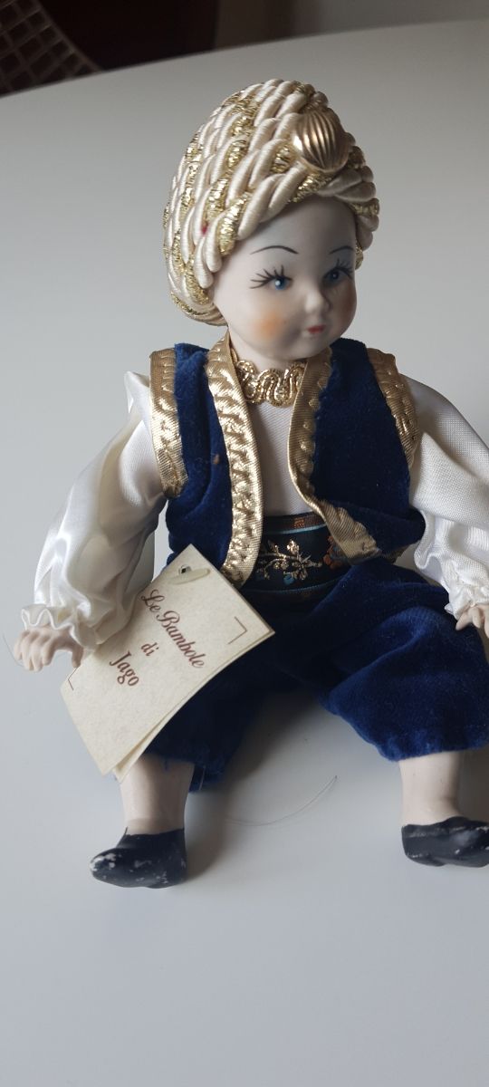 #Bambola in porcellana