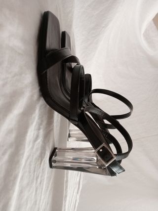 Sandalias negras de tacón transparente de Pimkie