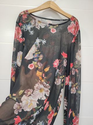 Blusa transparente de flores de Stradivarius