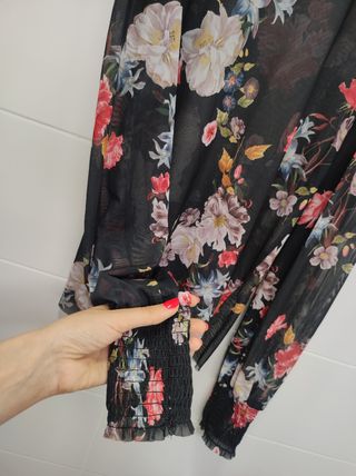 Blusa transparente de flores de Stradivarius