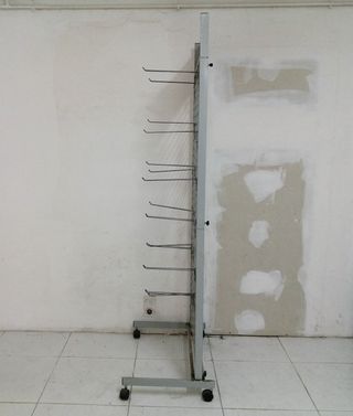 Expositor de parrilla lacado gris 1,80 x 0,73 m.
