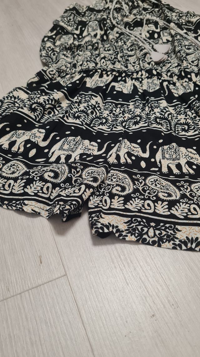 Tutina etnica con elefanti