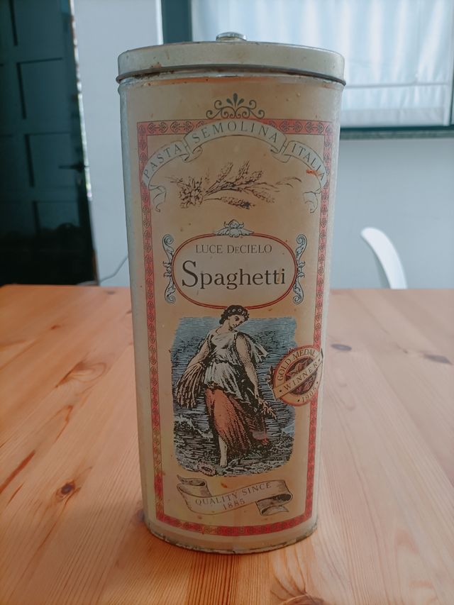 Bote de metal antiguo