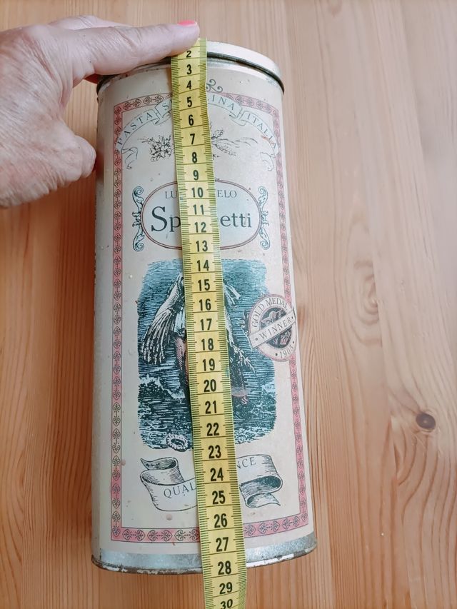 Bote de metal antiguo