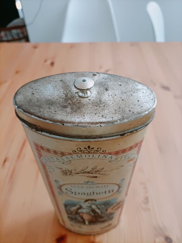 Bote de metal antiguo