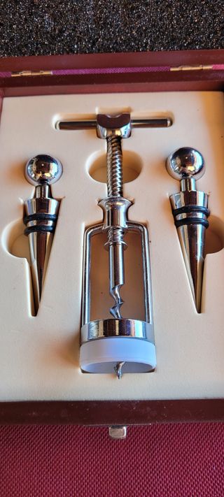 Estuche sacacorchos y 2 tapones