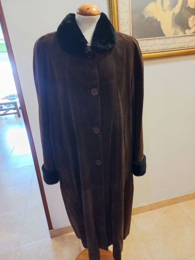 Abrigo de ante con cuello de mutón