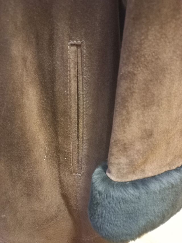 Abrigo de ante con cuello de mutón