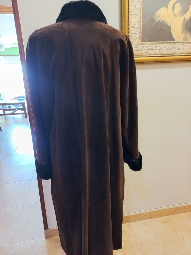 Abrigo de ante con cuello de mutón