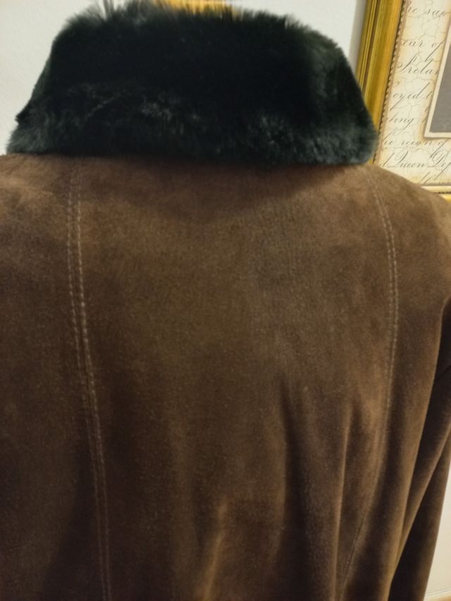 Abrigo de ante con cuello de mutón