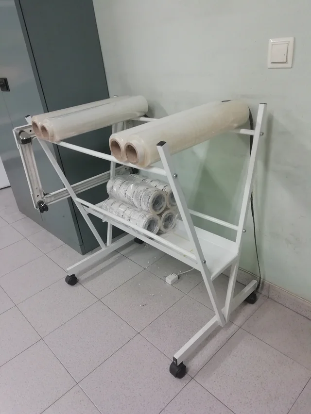 Soporte industrial móvil metálico multiusos.