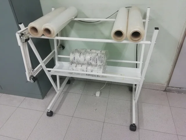 Soporte industrial móvil metálico multiusos.