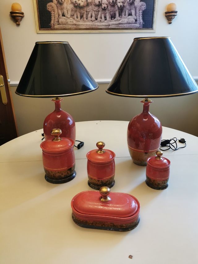 Juego de tocador y dos lámparas de mesita.