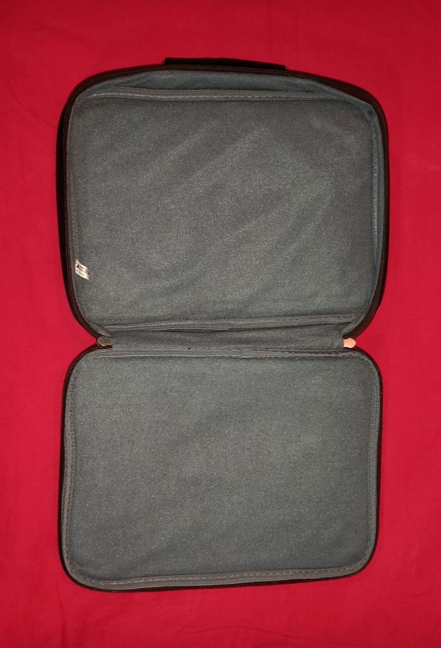 Estuche / funda tablet u ordenador pequeño negro