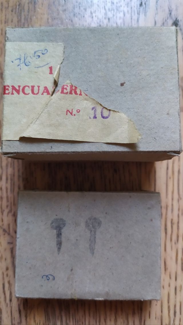 Sujetadores de papel, clavos de metal dorado y pla