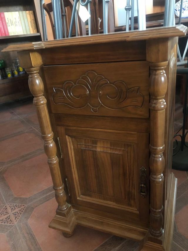 Mesita de noche rondeña