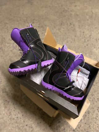 Tabla de snow Nikita, fijaciones y botas Burton