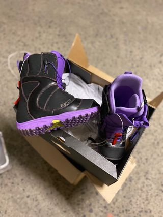 Tabla de snow Nikita, fijaciones y botas Burton