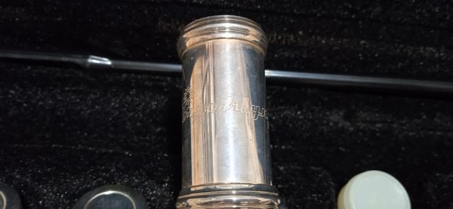 Flauta travesera plateada