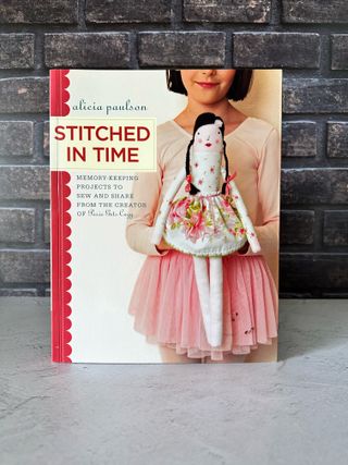 Libro di cucito" Stitched in Time"