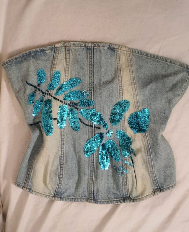 Top denim con lentejuelas