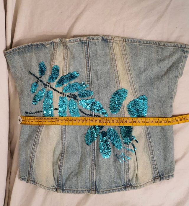 Top denim con lentejuelas