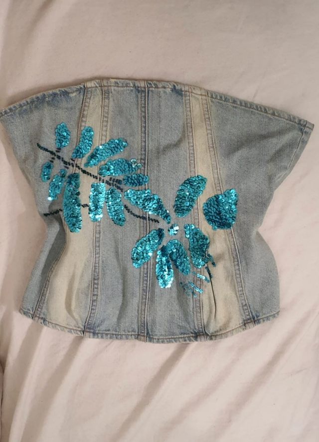 Top denim con lentejuelas