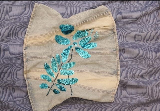 Top denim con lentejuelas