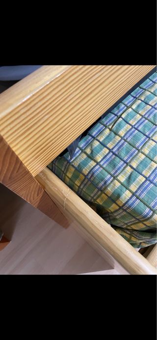 Litera de madera de pino con un colchón