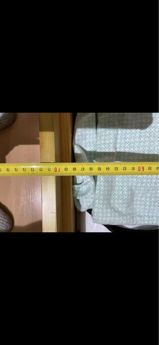 Litera de madera de pino con un colchón