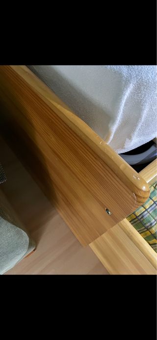 Litera de madera de pino con un colchón