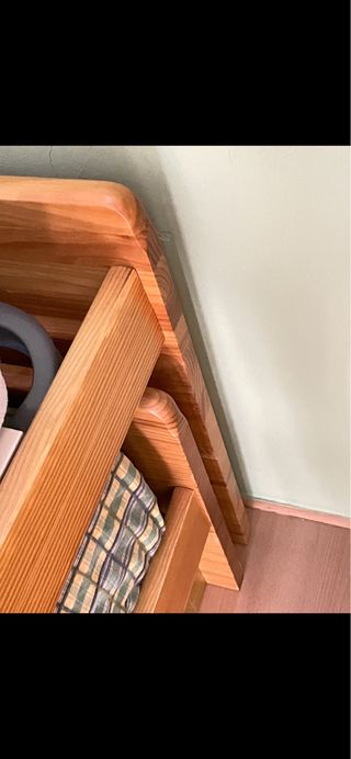 Litera de madera de pino con un colchón