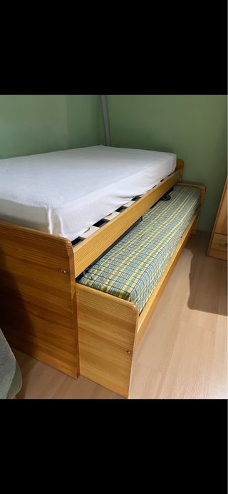 Litera de madera de pino con un colchón