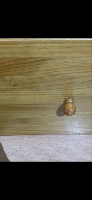 Litera de madera de pino con un colchón