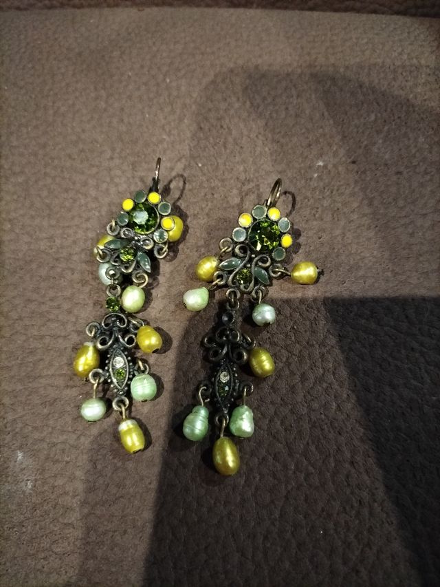 Preciosos pendientes largos antorasgones verdes