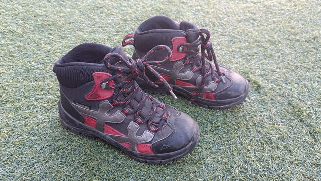 Bota de montaña infantil