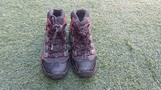 Bota de montaña infantil